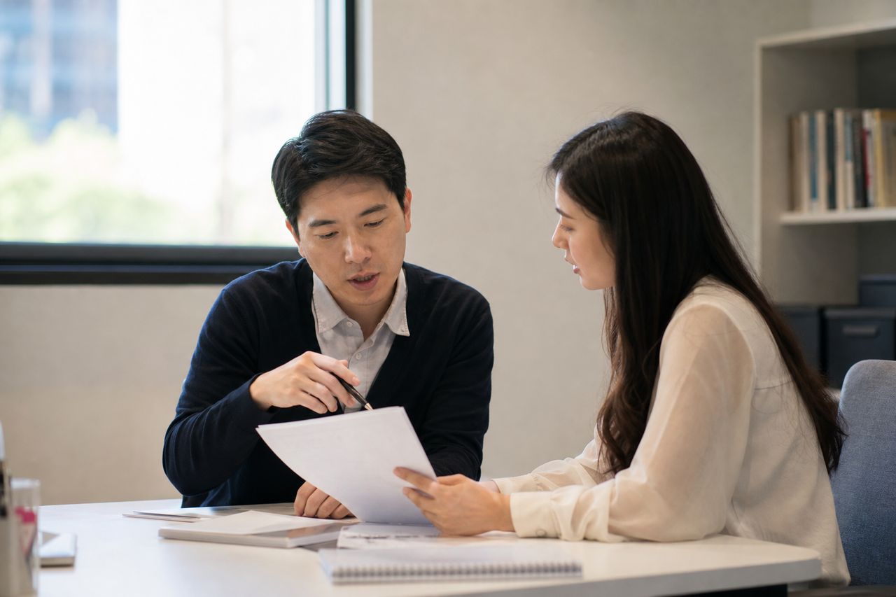 일용직 개인회생, 급여명세서가 부족할 때 소득 입증 방법 관련 전문가 상담·서류 검토 장면